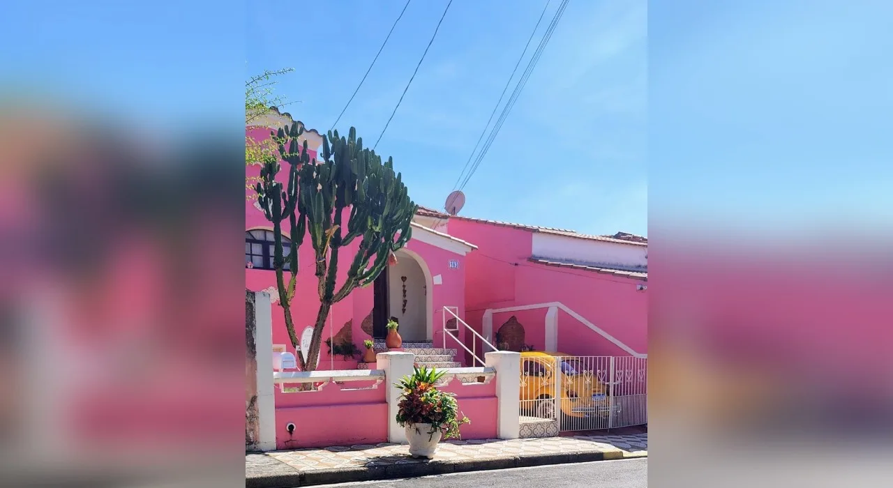Estilista Fabia Roza vive em casa cor-de-rosa em Sorocaba