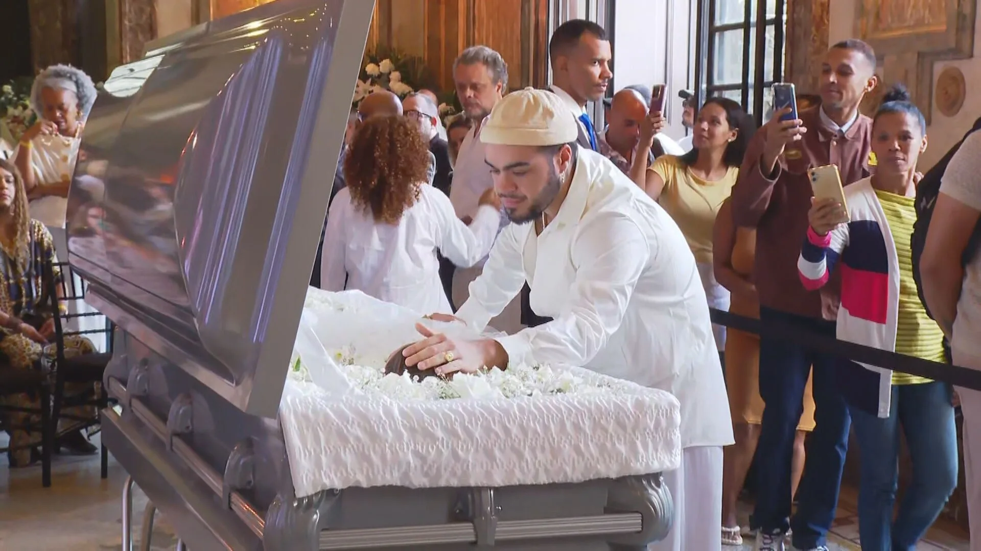 Francisco Gil se despede da mãe Preta Gil em velório no Theatro Municipal