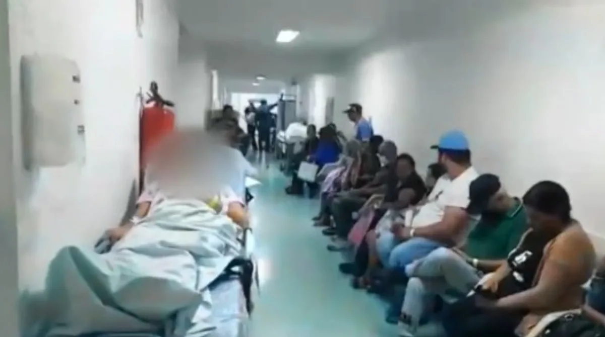 Superlotação e macas nos corredores do Hospital Heliópolis após terceirização