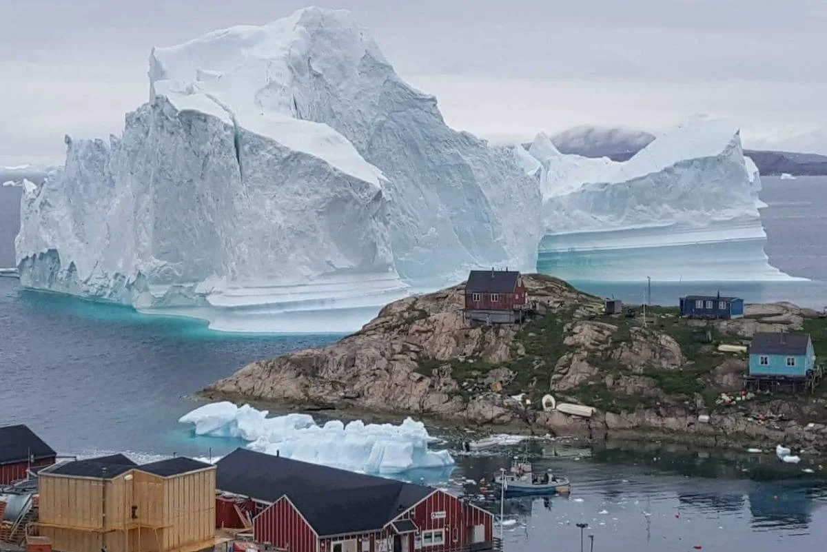 Iceberg gigante ameaça vilarejo na Groenlândia e provoca evacuação