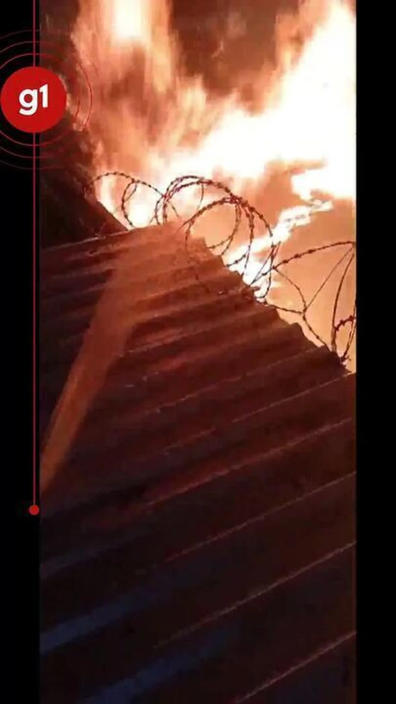 Incêndio em terreno baldio ameaça casas em Contagem
