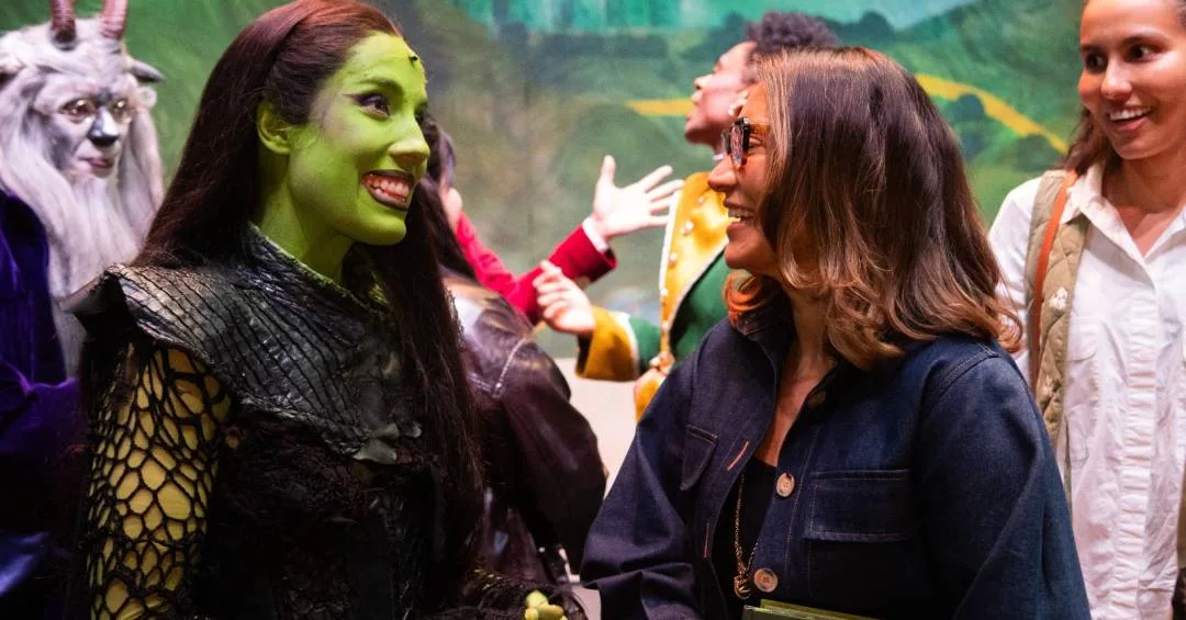 Janja assiste a musical 'Wicked' em São Paulo e ganha presente autografado