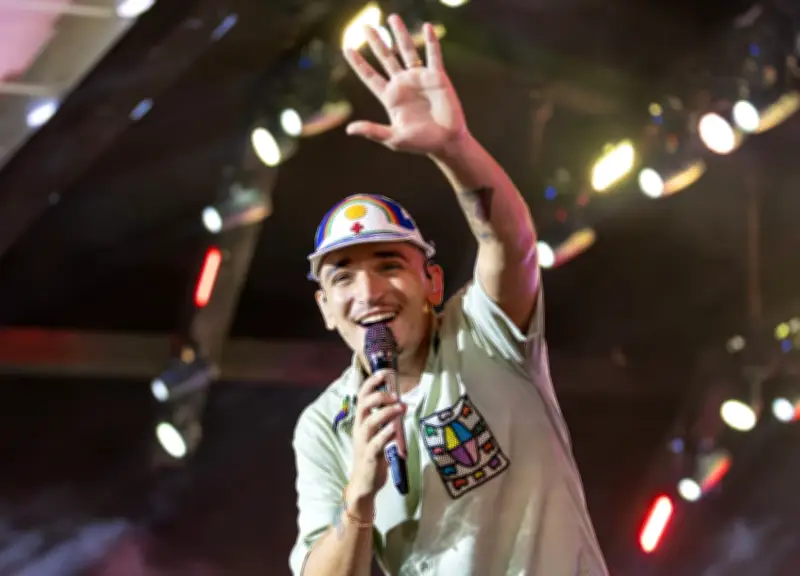 João Gomes é surpreendido por cordelista em show no Arraiá do Povo