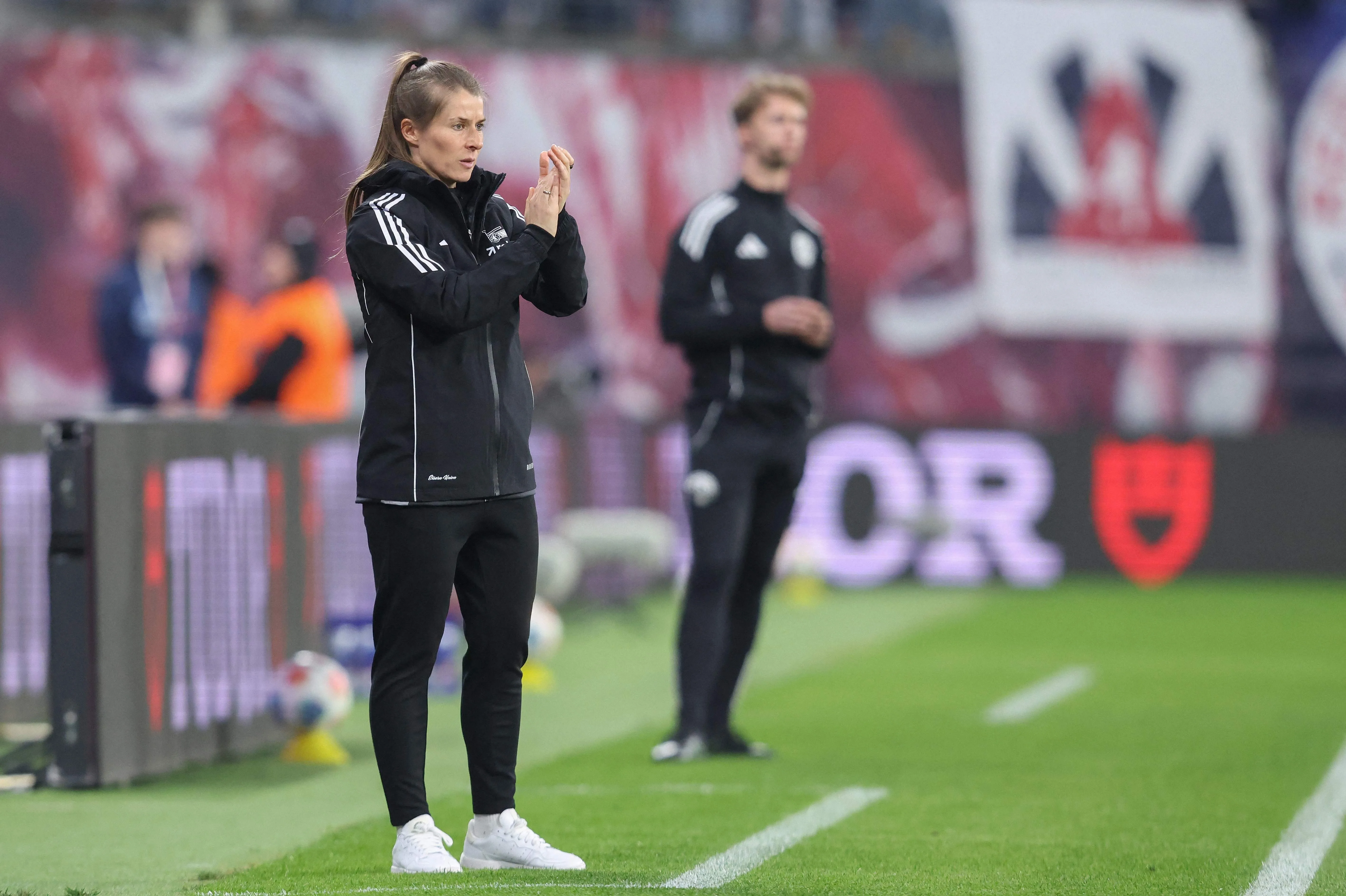 Marie-Louise Eta faz história como primeira mulher a vencer na Bundesliga