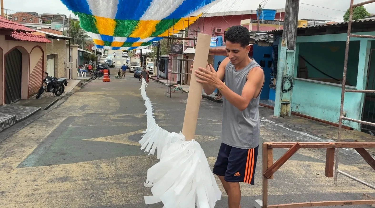 Moradores da Rua 3 em Manaus iniciam decoração para a Copa do Mundo