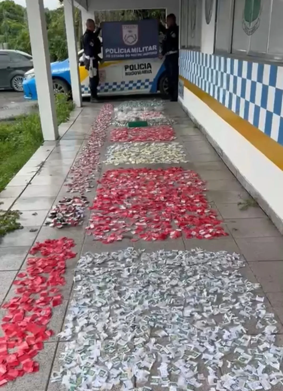 Homem é preso com R$ 150 mil em drogas na RJ-127, em Paracambi