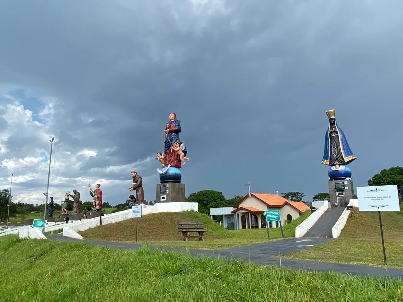 Devoto cria santuário com santos gigantes de até 10 metros às margens de rodovia no interior de SP