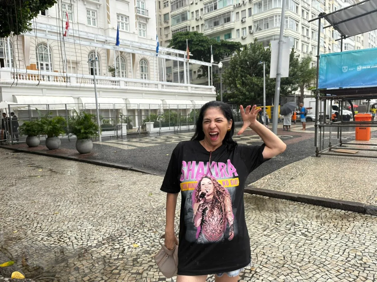 Chuva não desanima fãs de Shakira em frente ao Copacabana Palace