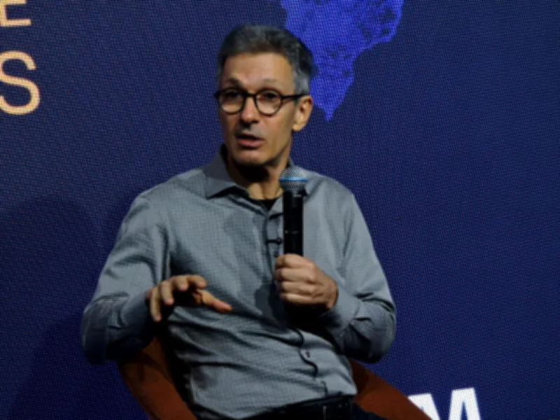 Zema critica Flávio Bolsonaro por relação com banqueiro Daniel Vorcaro