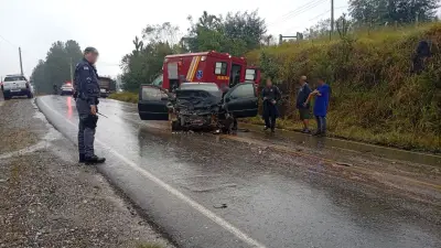 Acidente entre carro e carreta em Itapeva deixa dois feridos