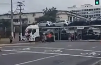 Acidentes em Niterói: caminhão derruba poste e colisão afeta trânsito