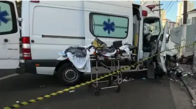 Ambulância bate em poste na Mooca e mata paciente idosa em São Paulo