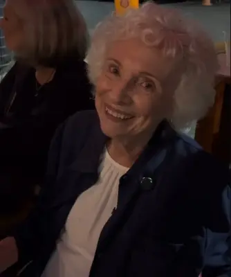 Aos 93 anos, idosa vira fenômeno nas redes ao curtir jazz no Rio