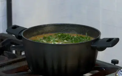 Aprenda a fazer caldo de mandioca com frango para o inverno
