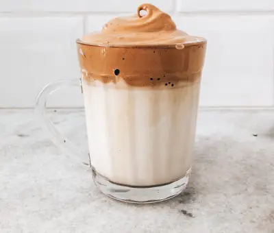 Aprenda a preparar Dalgona Coffee, o café cremoso coreano
