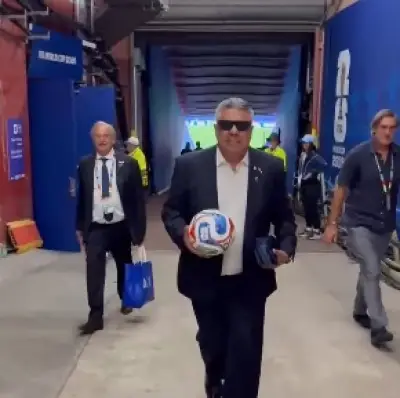 Após hat-trick de Messi, presidente da AFA leva bola e brinca: 'Uso o que quiser'