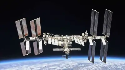 Astronautas se abrigam na Crew Dragon após vazamento de ar em módulo russo na ISS