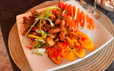 Barato da Cozinha ensina griot, prato típico do Haiti com pernil e banana