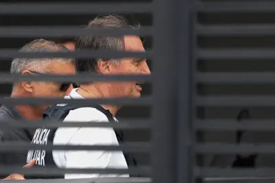 Bolsonaro recebe alta e volta a prisão domiciliar; prazo termina dia 25