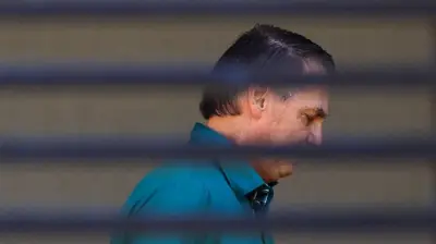 Bolsonaro tem picos de pressão alta e sequelas de pneumonia, diz boletim