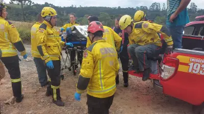 Bombeiros resgatam homem após 20 horas perdido em mata em SC
