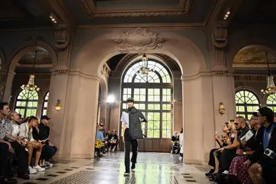 Calor de 40°C obriga Semana de Moda de Paris a se adaptar com leques e água