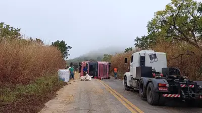 Caminhão bitrem tomba e interdita LMG-628 em Unaí