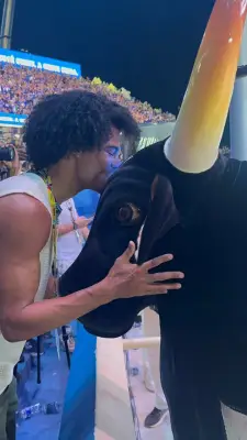 Caprichoso homenageia ex-BBB Breno Corã na saída da arena em Parintins