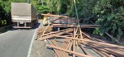 Carga de tubos de PVC cai na Serra das Araras e interdita parcialmente a Via Dutra