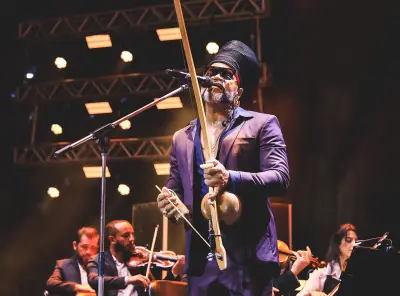 Carlinhos Brown lança álbum ao vivo com orquestra sinfônica