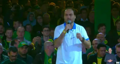 Carlos Bolsonaro reafirma pré-candidatura ao Senado por SC em vídeo