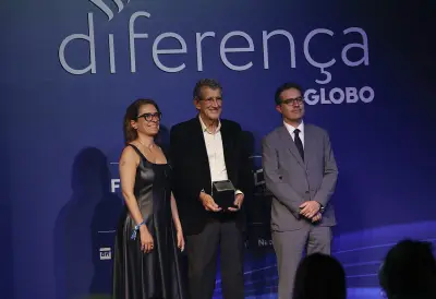 Carlos Monteiro exalta universidades públicas ao receber Prêmio Faz Diferença 2025