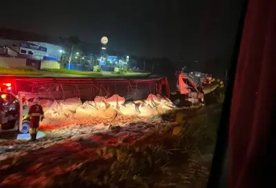 Carreta com arroz tomba, fere dois e interdita Via Dutra em Barra Mansa