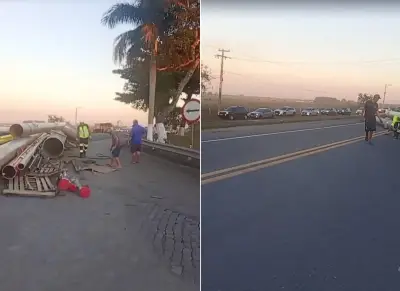 Carreta com tubos tomba e interdita BR-101 em Campos dos Goytacazes