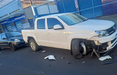 Carro na contramão atinge dois veículos estacionados em Ribeirão Preto