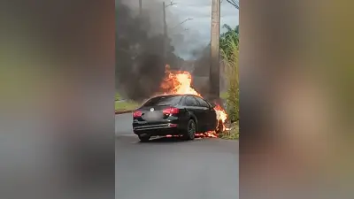 Carro pega fogo após bater em poste em Uberaba