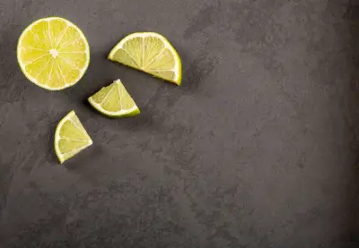 Chá de casca de limão: receita refrescante e benefícios da fruta