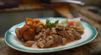 Chef de Santos prepara Fritay, prato de rua mais famoso do Haiti