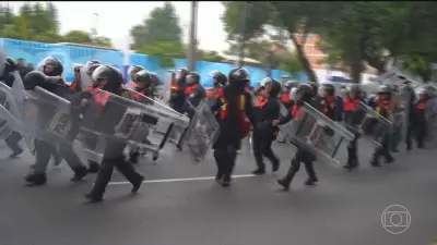 Confronto entre manifestantes e polícia no México durante jogo da Copa