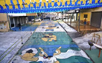 Copa do Mundo: artista impressiona com pintura em rua de Goiás