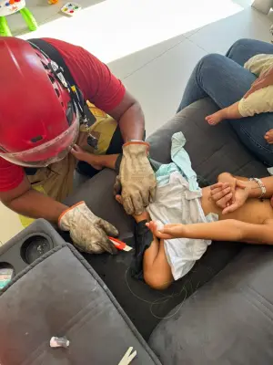 Criança de 3 anos fica presa em sofá com supercola e bombeiros são acionados em MG