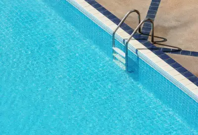 Criança de 3 anos morre afogada em piscina de resort na Paraíba