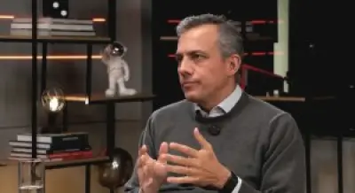 Dado positivo nos EUA derruba bolsas, eleva juros e fortalece dólar