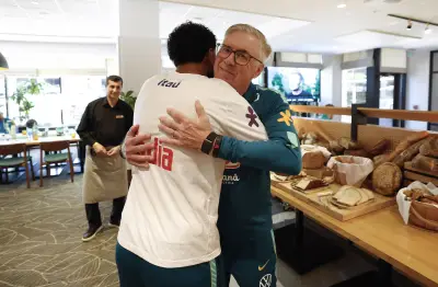 Éderson é recebido com abraço de Ancelotti na concentração da Seleção