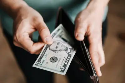 Dólar sobe com tensões no Oriente Médio e expectativa de juros no Brasil