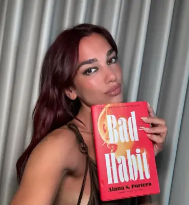 Dua Lipa inaugura biblioteca de livros censurados em Portugal