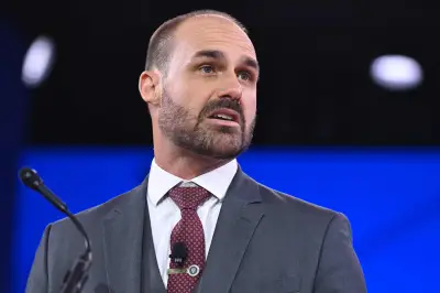 Eduardo Bolsonaro usa Defensoria Pública mesmo vivendo em mansão nos EUA