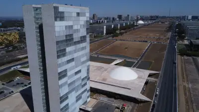 Em Brasília, anormalidades se tornam normais, diz colunista