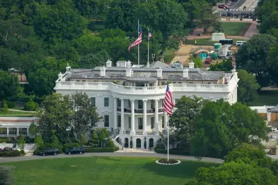 É #FAKE que foto de Flávio Bolsonaro com Trump seja souvenir da Casa Branca