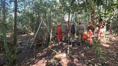 Famílias buscam jovens desaparecidos em cemitério clandestino no Rio
